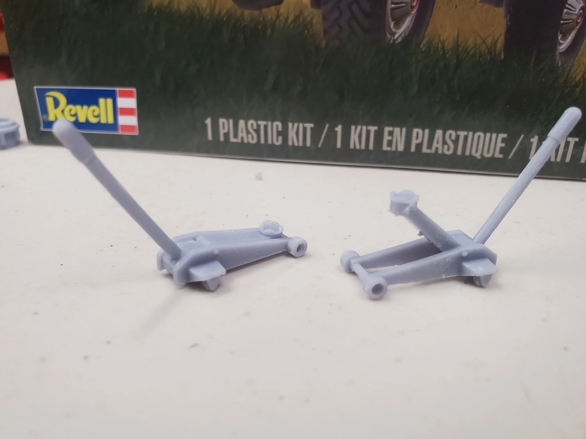 Floor Jack - 1/25 Scale Diorama, Garage and Tools